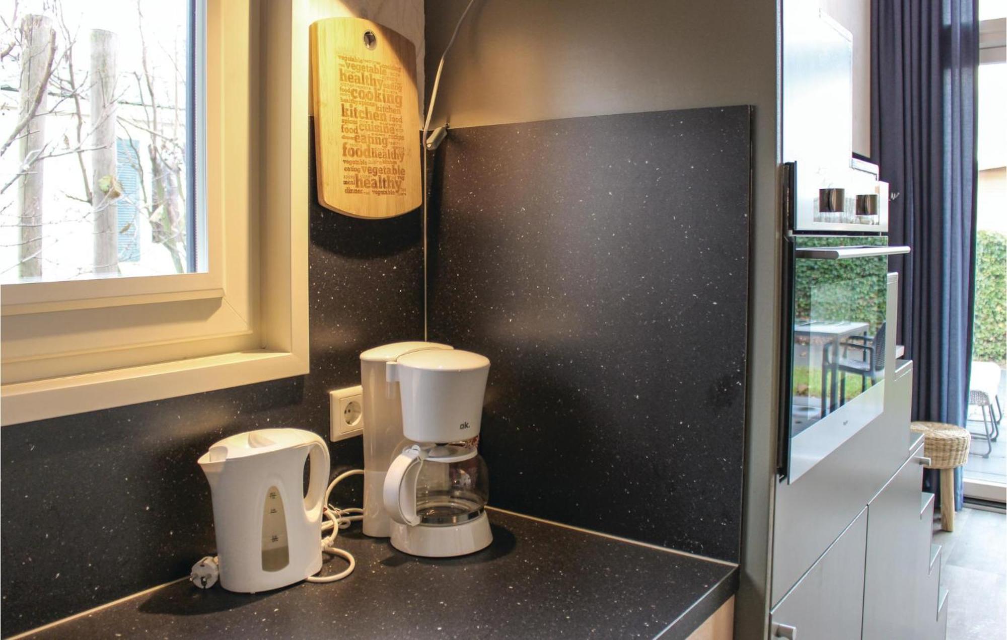 Cozy Home In Sint-Annaland With Kitchen エクステリア 写真